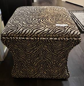 lot 356 image: VANITY STOOL  SEAT WITH STORAGE (19X19 X 16.5H)