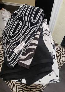 lot 367 image: LOT OF ASSORTED TOWELS