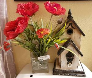 lot 137 image: LOT OF ASSORTED DECOR ITEMS