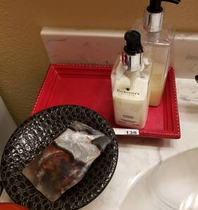 lot 138 image: LOT OF BATHROOM DECOR AND LOTIONS