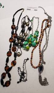 lot 424 image: LOT OF ASSORTED FASHION NECKLACES