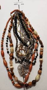 lot 428 image: LOT OF ASSORTED FASHION NECKLACES