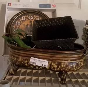 lot 228 image: LOT OF ASSORTED HOME DECOR ITEMS