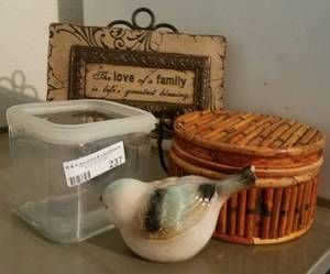 lot 237 image: LOT OF HOME DECOR