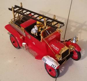 lot 252 image: FIRE ENGINE TOY TRUCK