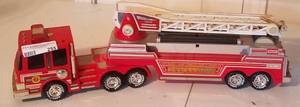 lot 255 image: VINTAGE FIRE ENGINE TOY TRUCK