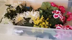 lot 263 image: LOT OF ASSORTED FLORAL BUNDLES