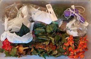 lot 282 image: LOT OF FLORAL DECOR AND MORE