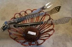 lot 302 image: BASKET AND GRILLING UTENSILS