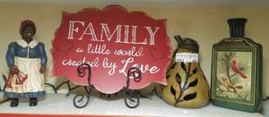 lot 443 image: LOT OF ASSORTED HOME DECOR