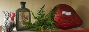 lot 445 image: LOT OF ASSORTED HOME DECOR