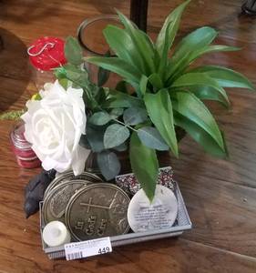 lot 449 image: LOT OF ASSORTED HOME DECOR
