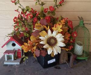 lot 459 image: LOT OF ASSORTED HOME DECOR