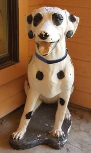 lot 460 image: LARGE SIZE DALMATIAN DOG SCULPTURE (26.5 H x 11 W x 21 D)