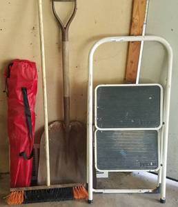 lot 476 image: STEP STOOL LADDER, LOUNGE CHAIR, SHOVEL AND MORE