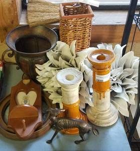 lot 480 image: LOT OF ASSORTED HOME DECOR