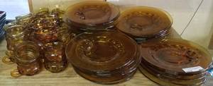 lot 484 image: LARGE SET OF VINTAGE GLASS DISHES