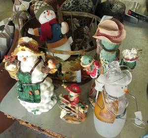 lot 512 image: LOT OF CHRISTMAS DECOR