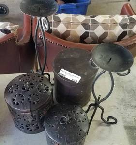 lot 513 image: LOT OF CANDLE HOLDERS