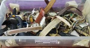 lot 524 image: LOT OF ASSORTED WATCHES FOR PARTS OR REPAIR