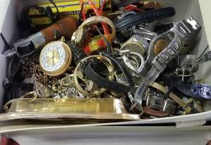 lot 525 image: LOT OF ASSORTED WATCHES FOR PARTS OR REPAIR