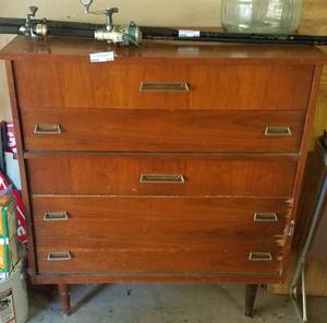 lot 531 image: VINTAGE MID-CENTURY CHEST OF DRAWERS WITH CONTENTS