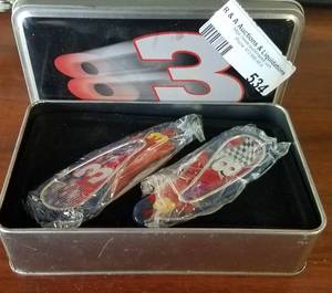 lot 534 image: SET OF 2 RACING THEMED POCKET KNIVES IN TIN BOX (NEW)