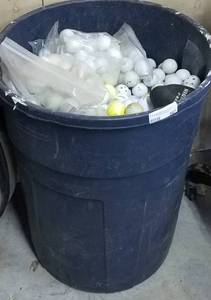lot 567 image: HUGE LOT OF ASSORTED GOLF BALLS (VERY GENEROUS QUANTITY)