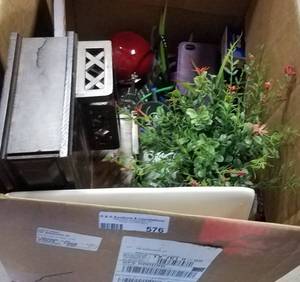 lot 576 image: LOT OF ASSORTED HOME DECOR