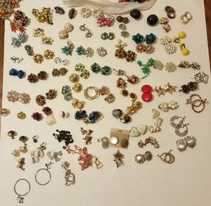 lot 578 image: LARGE LOT OF EARRING SETS AND MORE