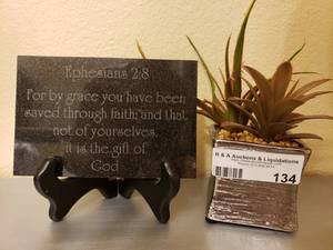 lot 134 image: LOT OF ASSORTED DECOR ITEMS