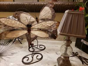 lot 142 image: LOT OF ASSORTED DECOR ITEMS (BUTTERFLY 14W X 18H AND DRAGONFLY 17W X 13H)