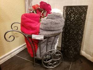 lot 146 image: LOT OF ASSORTED BATHROOM DECOR  ACCESSORIES