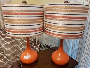 lot 336 image: LOT OF 2 LAMPS WITH SHADES (22 HIGH) (BIDDING BY THE PIECE)
