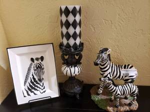 lot 344 image: LOT OF ASSORTED HOME DECOR
