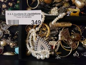 lot 349 image: LOT OF ASSORTED BROKENMIX MATCH JEWELRY PIECES