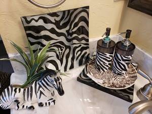 lot 361 image: LOT OF ASSORTED BATHROOM ACCESSORIES AND DECOR