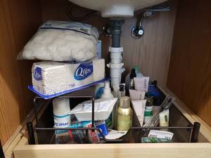 lot 365 image: BASKET LOT WITH BATHROOM ITEMS AND MORE