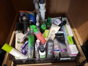 lot 366 image: BASKET LOT WITH BATHROOM ITEMS AND MORE