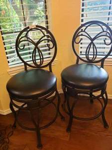 lot 374 image: 2 METAL FRAME WITH LEATHER STYLE SEATS BAR STOOLS MATCHES LOT #375 (BIDDING BY THE PIECE)