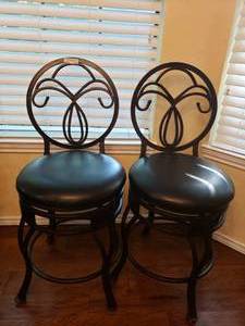 lot 375 image: 2 METAL FRAME WITH LEATHER STYLE SEATS BAR STOOLS MATCHES LOT #374 (BIDDING BY THE PIECE)