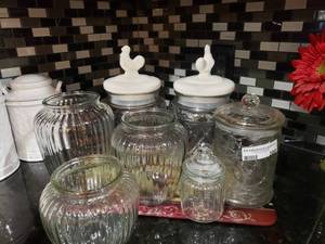 lot 389 image: LOT OF GLASS CANISISTER, CUTTING BOARD AND MORE