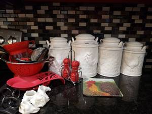 lot 390 image: LOT OF KITCHEN CANISTERS AND MISCELLANEOUS
