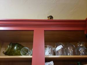 lot 393 image: GLASS PITCHER AND ASSORTED GLASSWARE