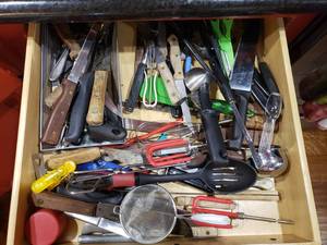 lot 402 image: LARGE LOT OF KITCHEN UTENSILS