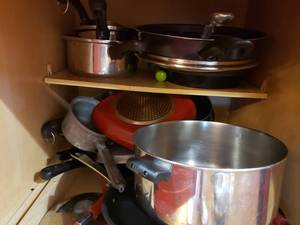 lot 403 image: LARGE LOT OF ASSORTED POTS AND PANS