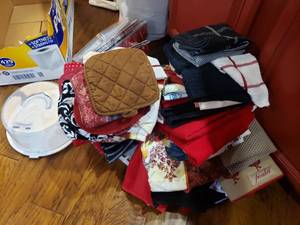 lot 408 image: LOT OF KITCHEN TOWELS, DISPOSABLE PANS AND COOKBOOKS