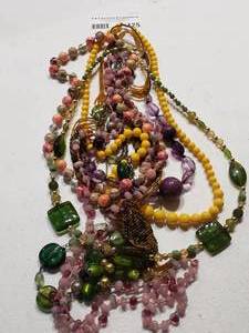 lot 425 image: LOT OF ASSORTED FASHION NECKLACES