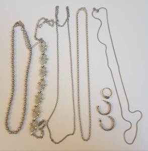 lot 605 image: LOT OF FASHION JEWELRY