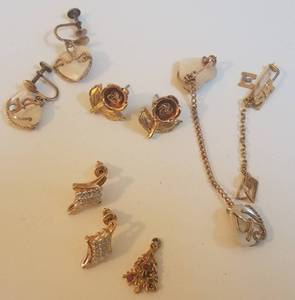 lot 607 image: LOT OF GOLD TONE FASHION JEWELRY